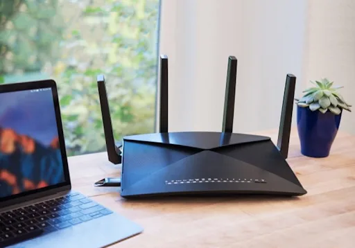 راوتر واي فاي في غرفة المعيشة لتحسين سرعة WiFi في المنزل